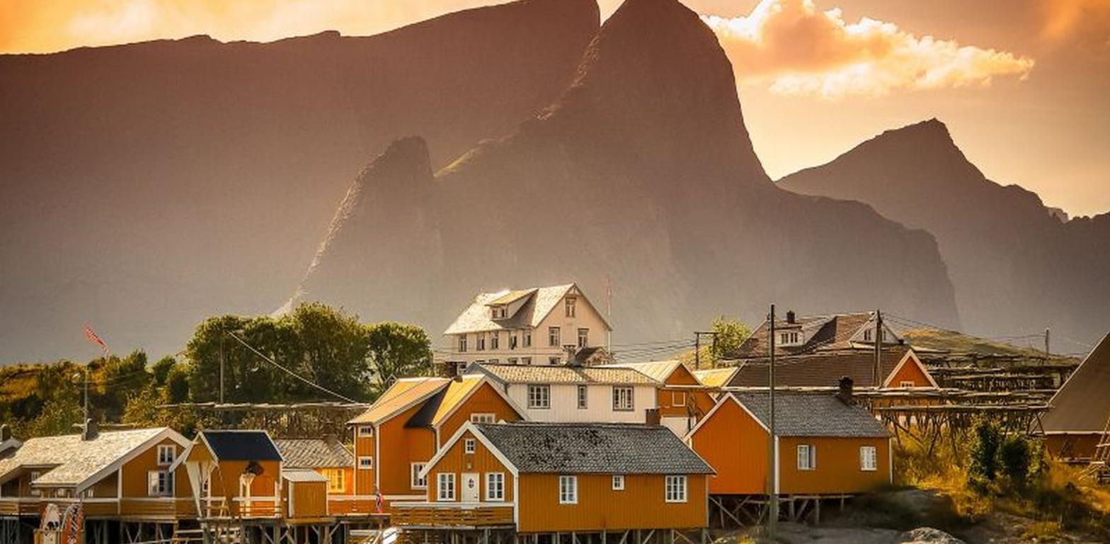  Tobias Bjørkli da Pexels https://www.pexels.com/it-it/foto/landmark-city-1559825/